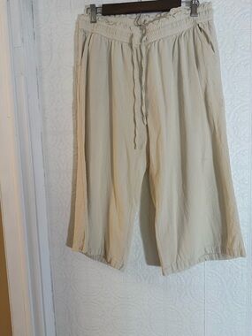 Relaxed Drawstring Capris in Light Beige - Casual Wide-Leg Pull-On